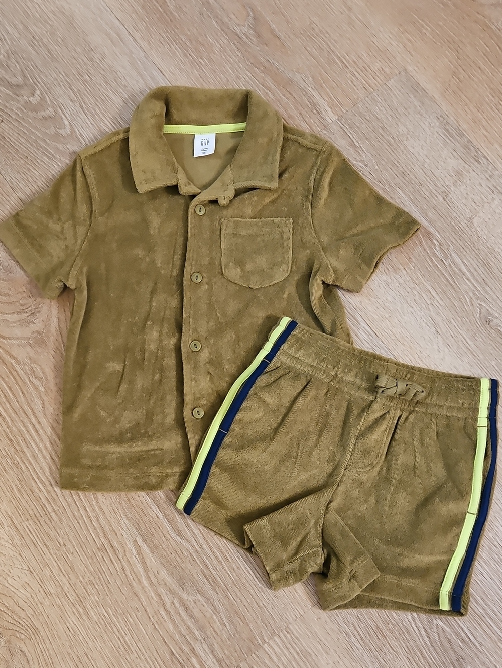 GAP Toddler Boys size 3 Short Sleeve Shirt and Shorts Set